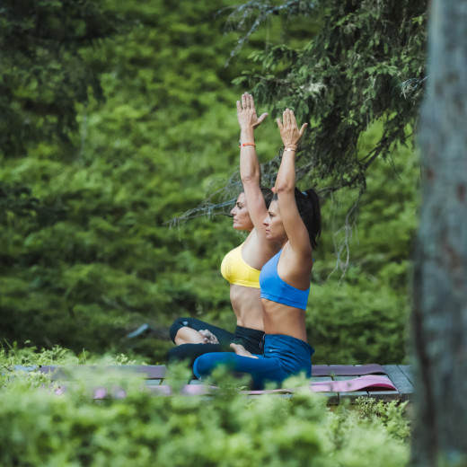 Yoga Waldwellness | © Mia Knoll Yoga beim Waldwellness in Saalbach Hinterglemm | © Mia Knoll