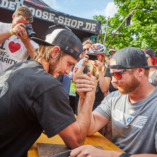 Loose Riders - Arm Wrestling | © Daniel Roos