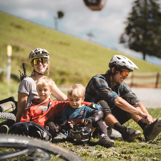 Family at the Panorama Line in Saalbach Hinterglemm | © Mia Maria Knoll