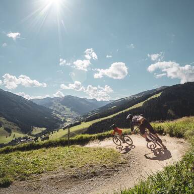 Mountain bikers on the Monti Line in Saalbach Hinterglemm | © Mia Maria Knoll