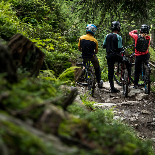Mountain biker on a trail in the forest in Saalbach Hinterglemm | © Nathan Hughes