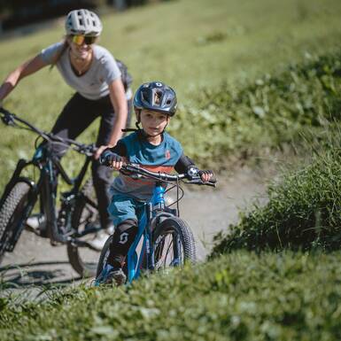 kid biking in the Learn to Ride Park in Saalbach | © Mia Maria Knoll
