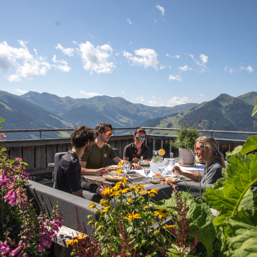 Stop at a mountain hut in Saalbach | © Hansi Heckmair