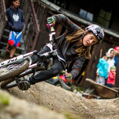 Mountainbiker am Pumptrack in Saalbach 