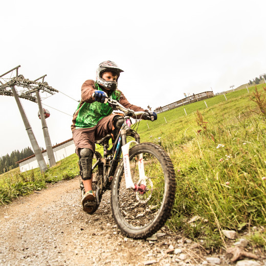 Schulsportwochen in Saalbach Hinterglemm | © Salzburgerland Junge beim Mountainbiken in Saalbach | © Salzburgerland