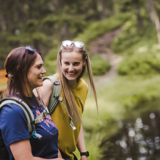 Wandern in Saalbach | © Mia Maria Knoll Frauen beim Wandern in Saalbach Hinterglemm | © Mia Maria Knoll