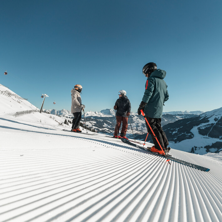 Drei Skifahrer auf frischer Skipiste | © Christoph Johann