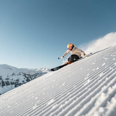 Skifahrer auf der Abfahrt in Saalbach Hinterglemm | © Christoph Johann