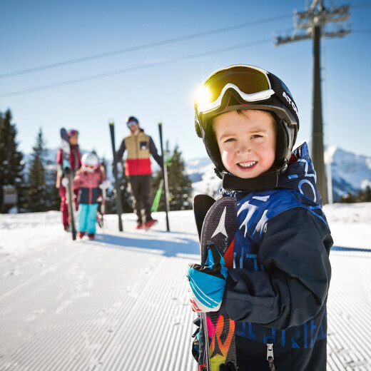 Familie auf der Piste in Saalbach | © saalbach.com, Mirja Geh