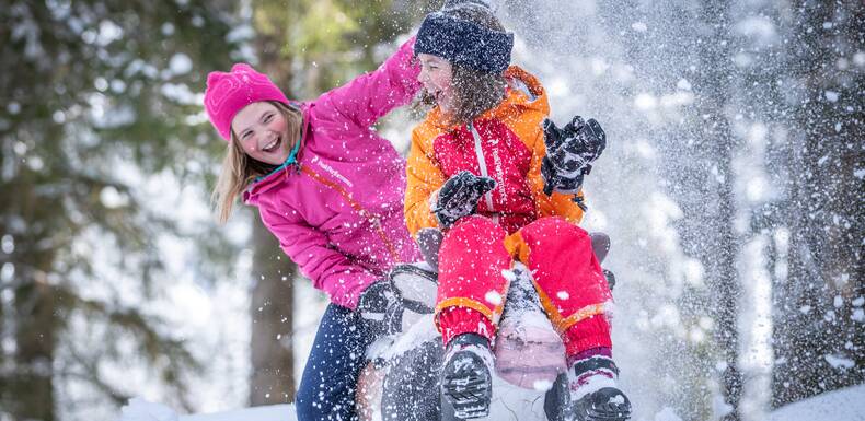 Familie am Baumzipfelweg in Saalbach Hinterglemm im Winter | © Luka Senica
