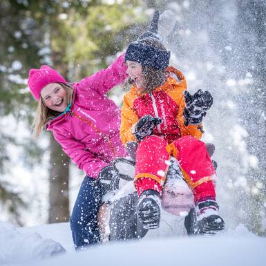 Familie am Baumzipfelweg in Saalbach Hinterglemm im Winter | © Luka Senica Familie am Baumzipfelweg in Saalbach Hinterglemm im Winter | © Luka Senica