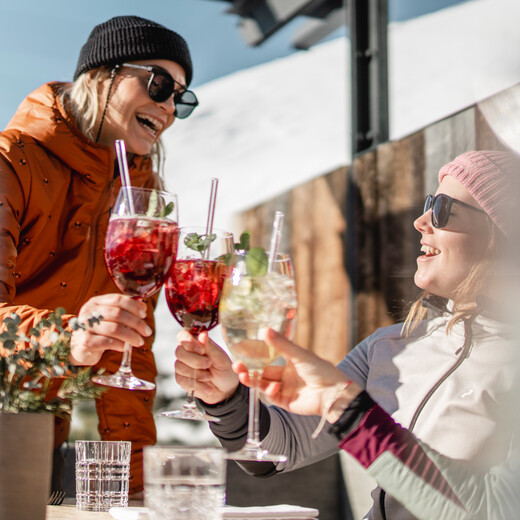 Saalbach Hinterglemm - Kulinarik am Berg - Hütten - Après Ski | © Christoph Johann Skifahrer stoßen mit Getränken auf einer Skihütte in Saalbach Hinterglemm an | © Christoph Johann