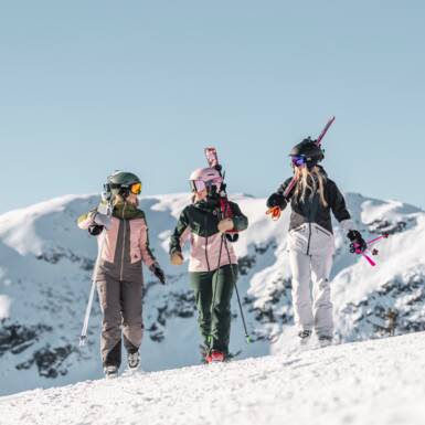 Skifahren in Saalbach Hinterglemm | © Christoph Johann Skiers on the slopes in Saalbach Hinterglemm | © Christoph Johann