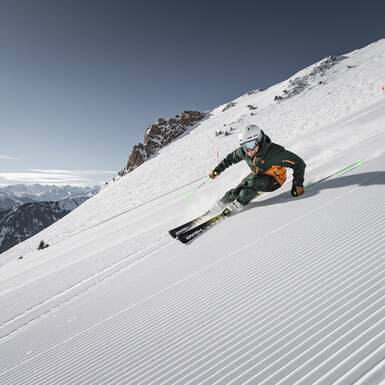 Skifahrer auf der Piste in Saalbach Hinterglemm | © Mirja Geh