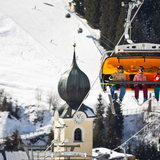 walking distance | © saalbach.com , Mirja Geh Sessellift im Skicircus Saalbach Hinterglemm | © saalbach.com , Mirja Geh