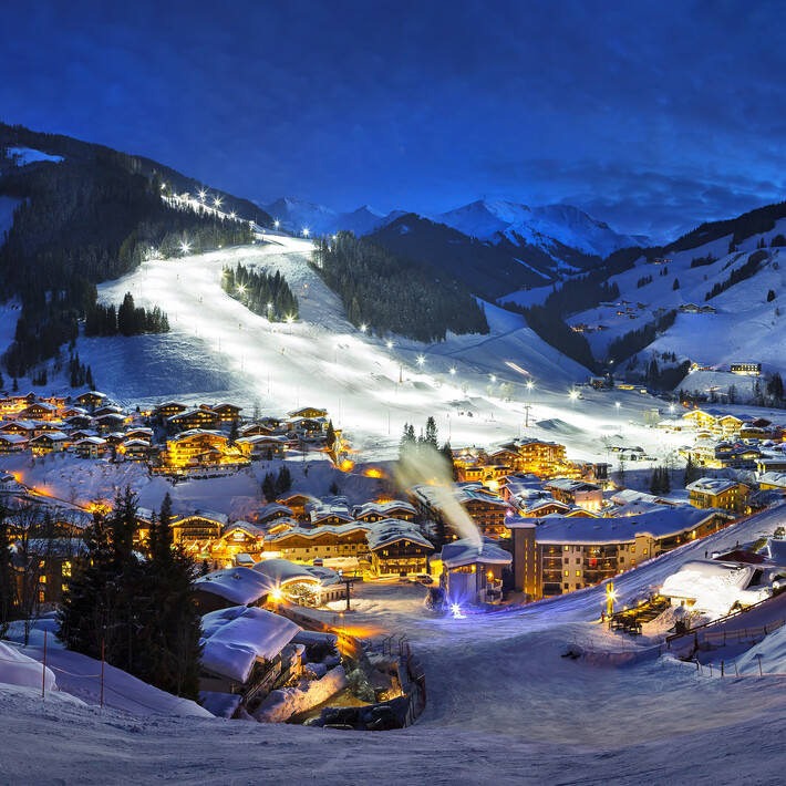 Skipiste bei Nacht mit Flutlicht in Saalbach