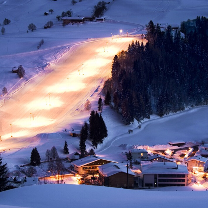 Flutlichtpiste bei Nacht in Saalbach