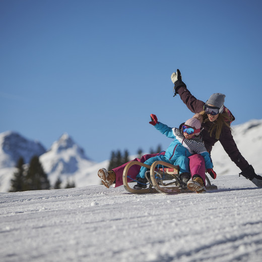 Mutter mit Kind beim Rodeln in Saalbach Hinterglemm | © saalbach.com, Daniel Roos