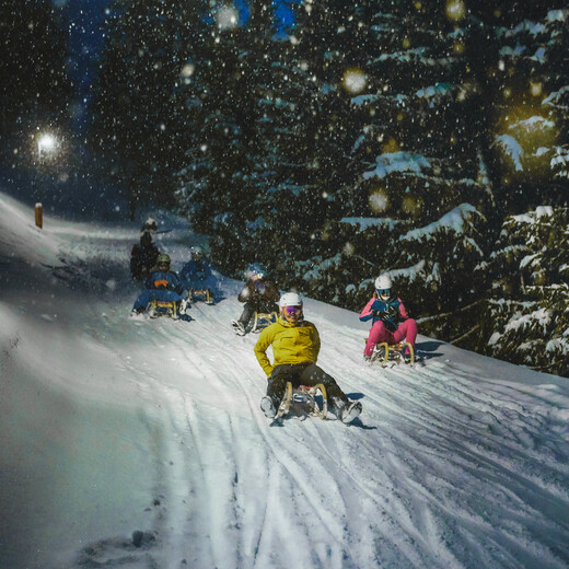 Familie beim Nachtrodeln in Saalbach | © Daniel Roos