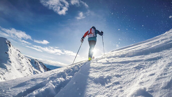 A man is touring up a mountain in Fieberbrunn | © Bergbahnen Fieberbrunn