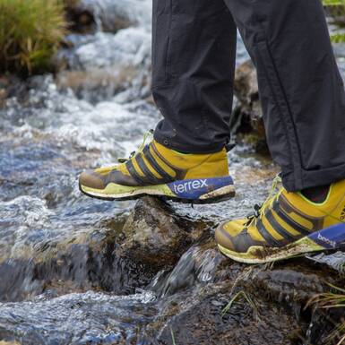 Rivercrossings can be slippery when wet. | © Best Mountain Artists