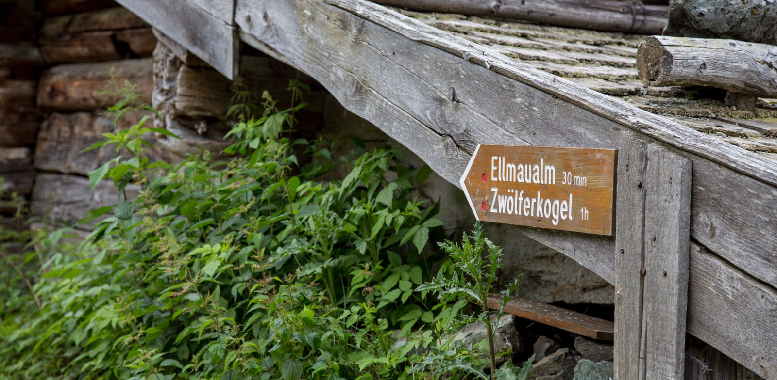 Sign on the wall of Stoffen Hochalm | © Best Mountain Artists